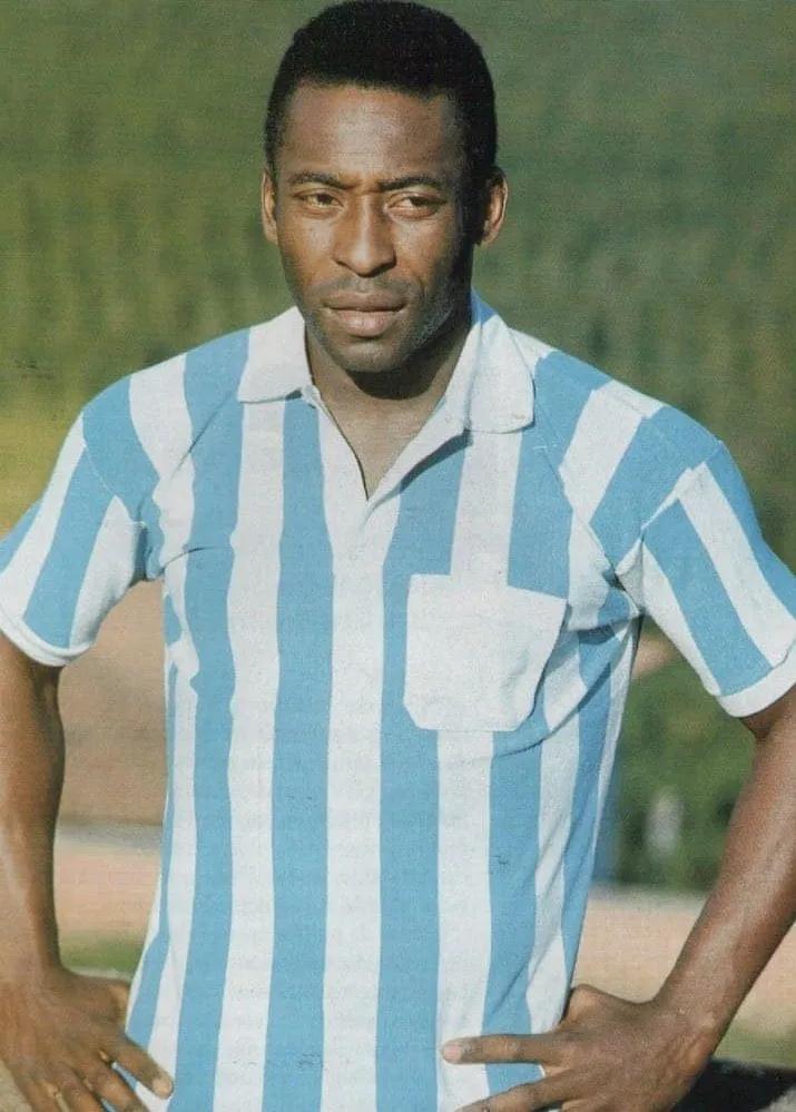Pelé y Boca Juniors: Una Relación Íntima Marcada por el Respeto y la Admiración - Qué hincha es Pelé pelé con la camiseta de boca - Qué hincha es Pelé