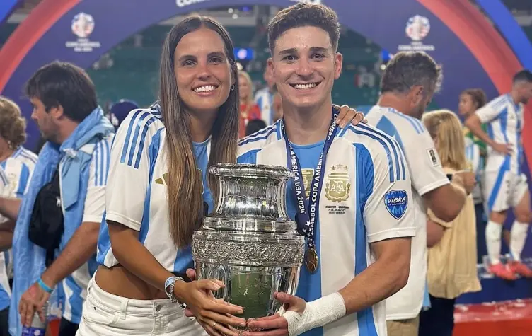 julian alvarez con la camiseta de boca - Quién es la pareja de Julián Álvarez